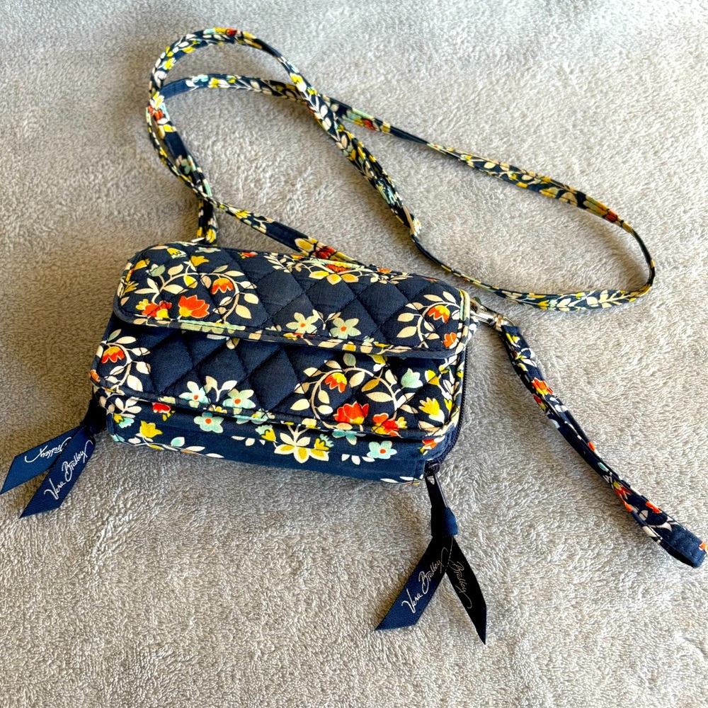 Vera‎ Bradley quilted crossbody wristlet purse